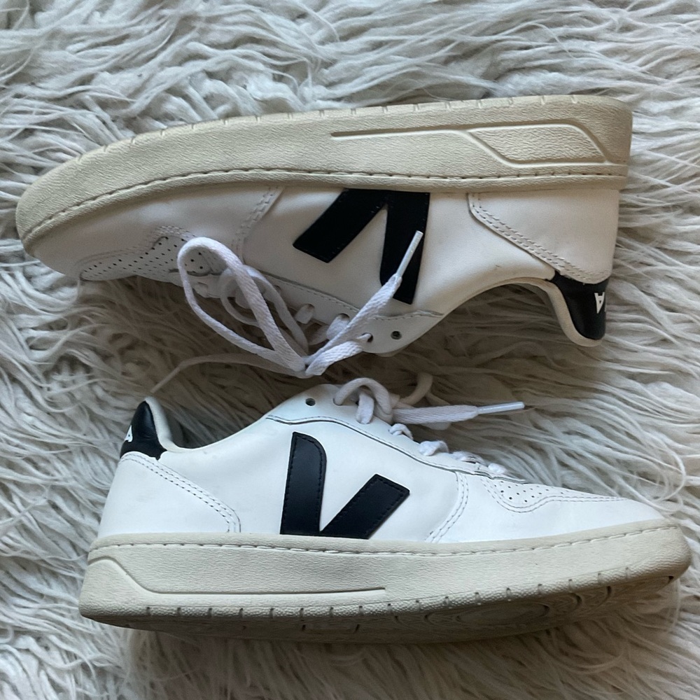 Veja White/Black Sustainable Leather V-10 Logo Retro Low Top Lace Up Sneakers 7 - Picture 4 of 11